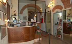 Hotel Leonardo Pisa 3*